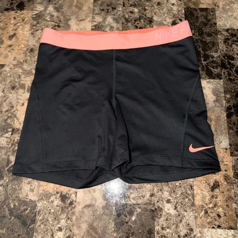 Nike Pro women’s 4” short DRI FIT black and light orange color size L EUC